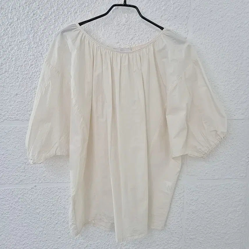 [SOLD OUT] 플랏 플랏츠 퍼프 뒷트임  블라우스