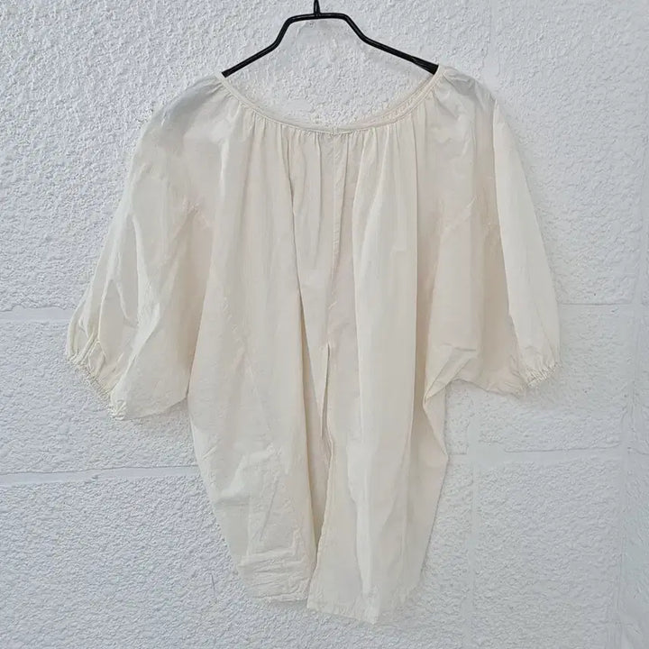 [SOLD OUT] 플랏 플랏츠 퍼프 뒷트임  블라우스