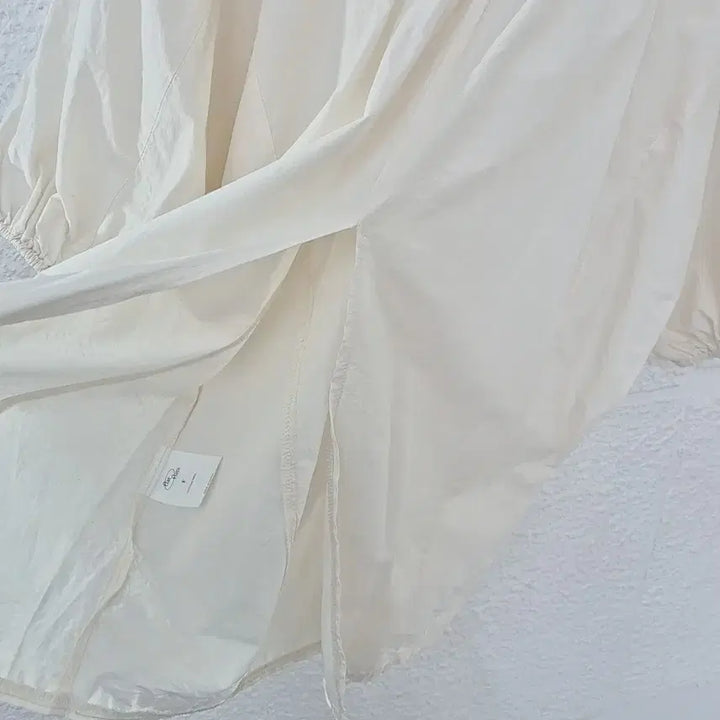 [SOLD OUT] 플랏 플랏츠 퍼프 뒷트임  블라우스