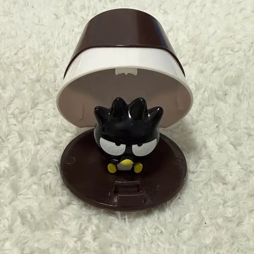 [BUNJANG] Sanrio Return Chocolate Badtz Maru Figure / 산리오 초콜릿을 돌려봐 배드바츠마루 피규어