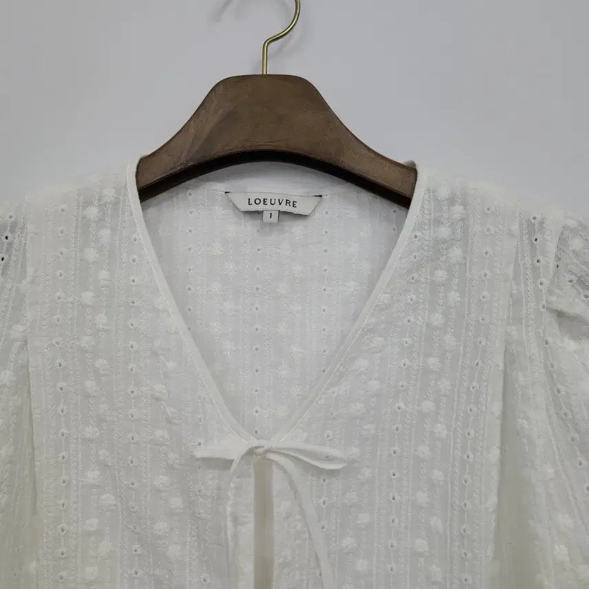 [BUNJANG] LOEUVRE White Perforated Blouse / LOEUVRE 루에브르 화이트 펀칭블라우스/S/앨리스/572