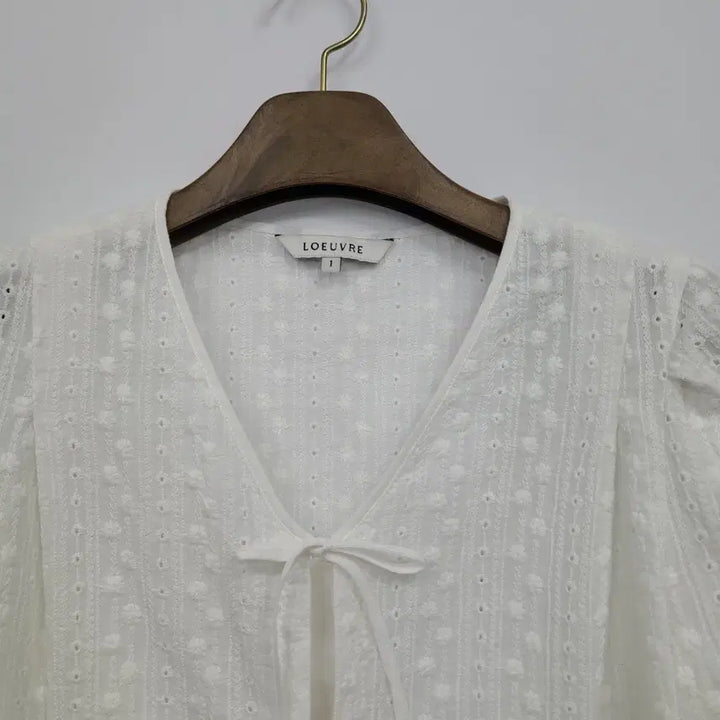[BUNJANG] LOEUVRE White Perforated Blouse / LOEUVRE 루에브르 화이트 펀칭블라우스/S/앨리스/572