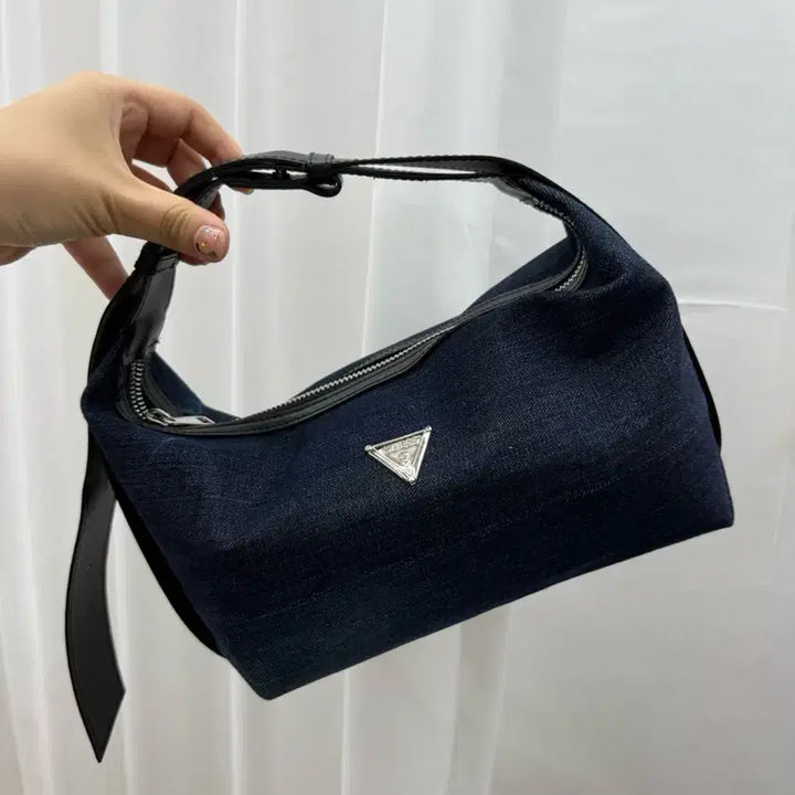 [BUNJANG] Guess Genuine Upcycled Shoulder Bag / 게스 정품 업사이클 백