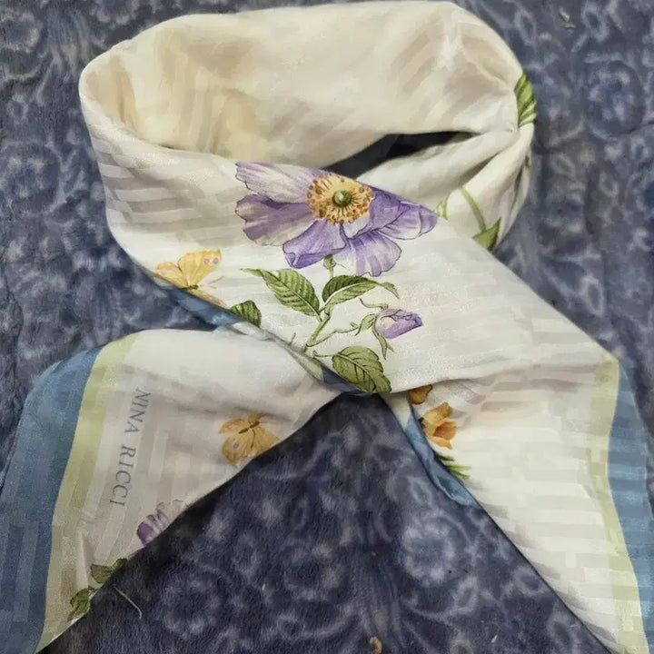 [BUNJANG] Nina Ricci Flower Pattern Silk Scarf / 니나리치 플라워 패턴 실크 스카프
