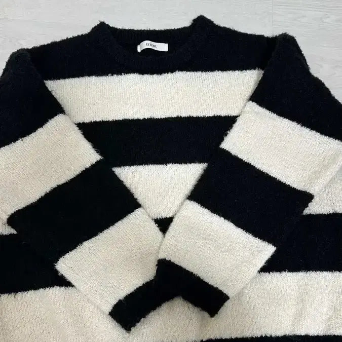 [BUNJANG] Black/Ivory Stripe Knit / 검정/아이보리 스트라이프 니트