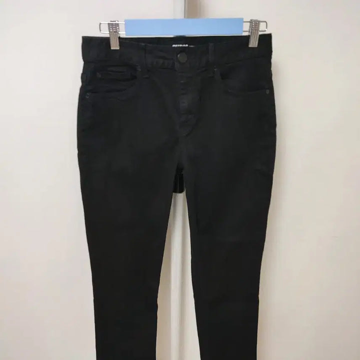 [SOLD OUT] [29] 새상품 게스 여성 스판 청바지 금속 삼각 데님 팬츠