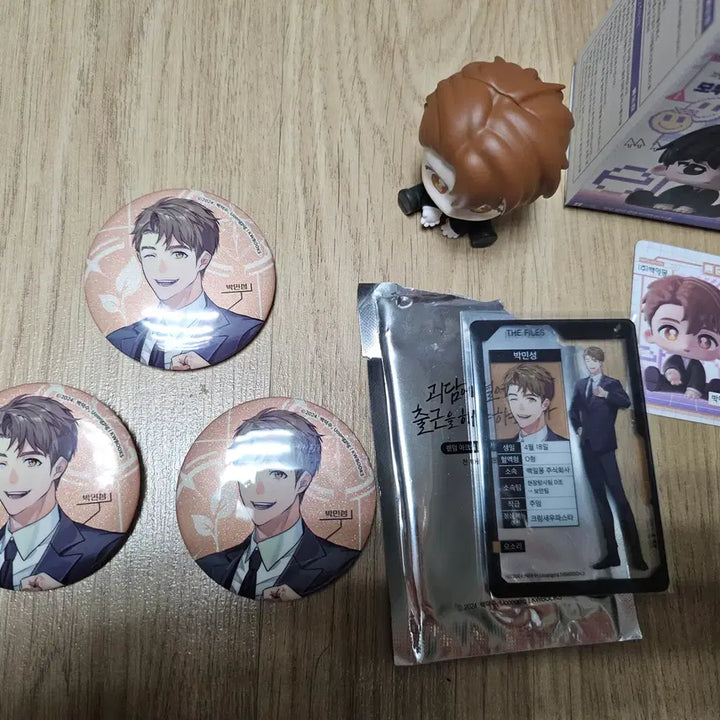 [SOLD OUT] 판매) 괴담출근 괴출 박민성 캔뱃지,피규어,아크릴포토카드 일괄 팝니당