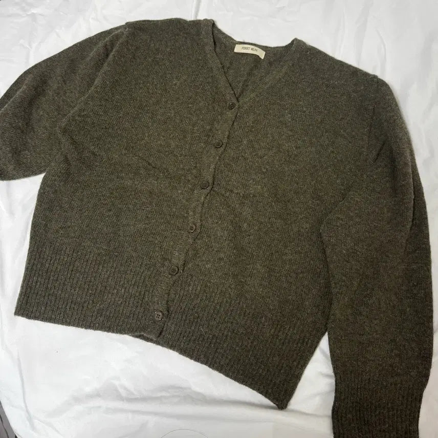 [BUNJANG] FIRST RUN V-Neck Cardigan Olive Khaki / FIRST RUN 퍼스트런 브이넥 가디건 올리브카키 F