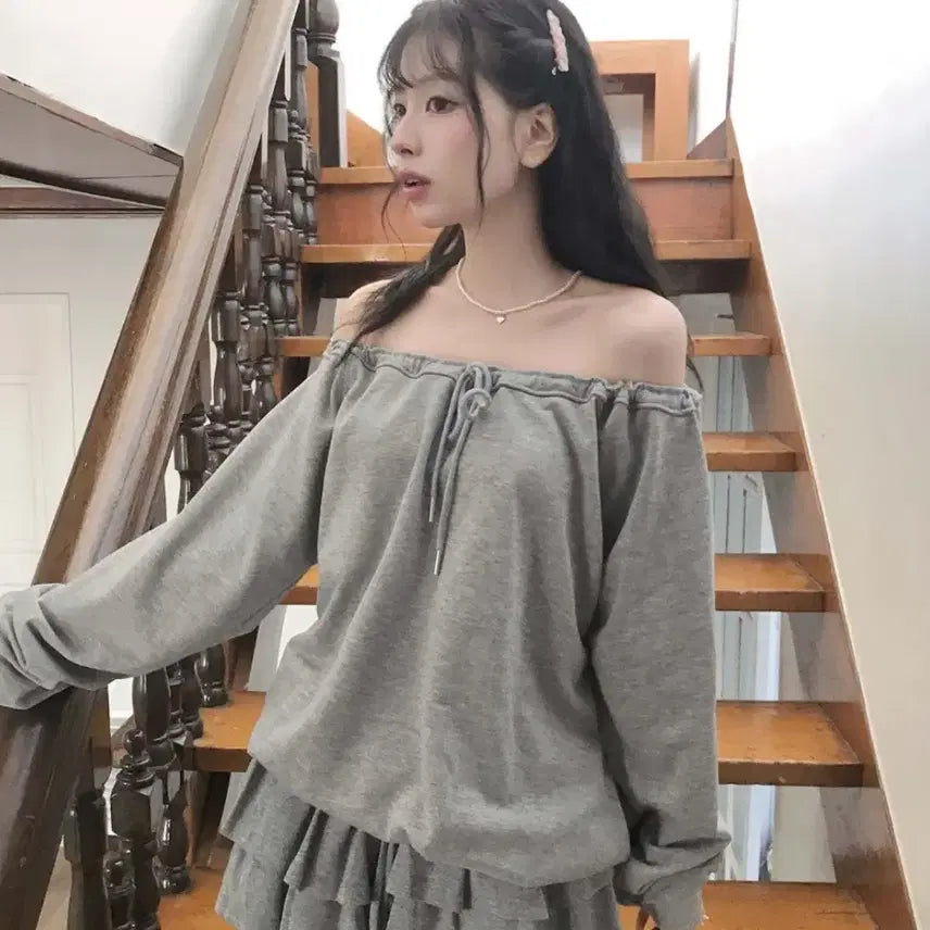[BUNJANG] Cloud Emotion Off-Ribbon Off-Shoulder Sweatshirt / 클라우드이모션 벨스 off-ribbon 오프숄더 맨투맨