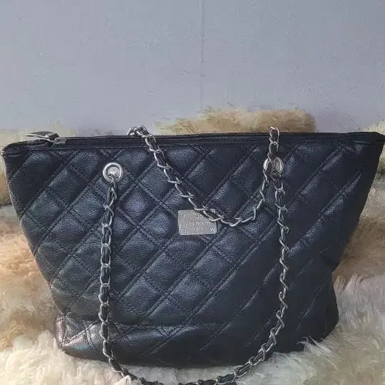 [BUNJANG] Gini Shine Black Quilted Chain Tote Bag / 지니샤인 블랙 퀼팅 체인 토트백