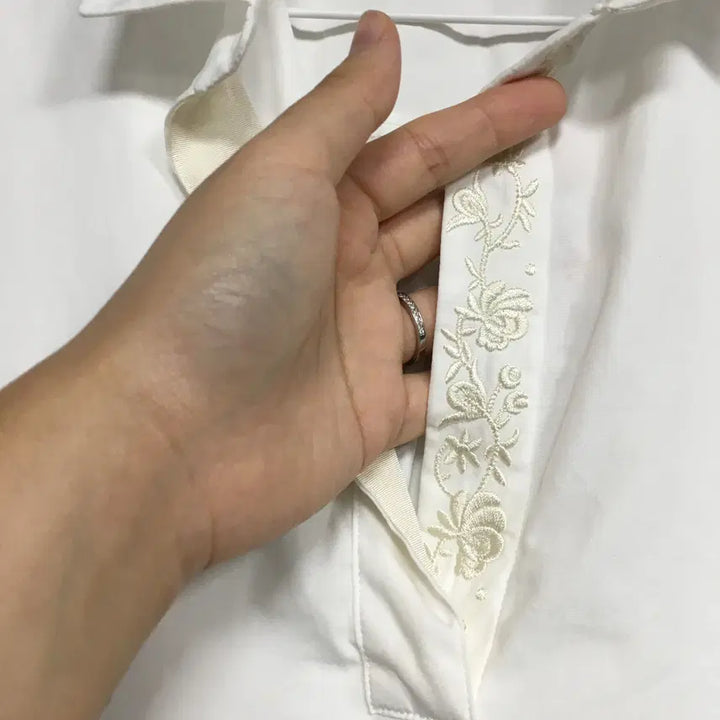 [BUNJANG] LEBESIGE Embroidered Point Shirt Blouse / 르베이지 자수 포인트 셔츠 블라우스 77