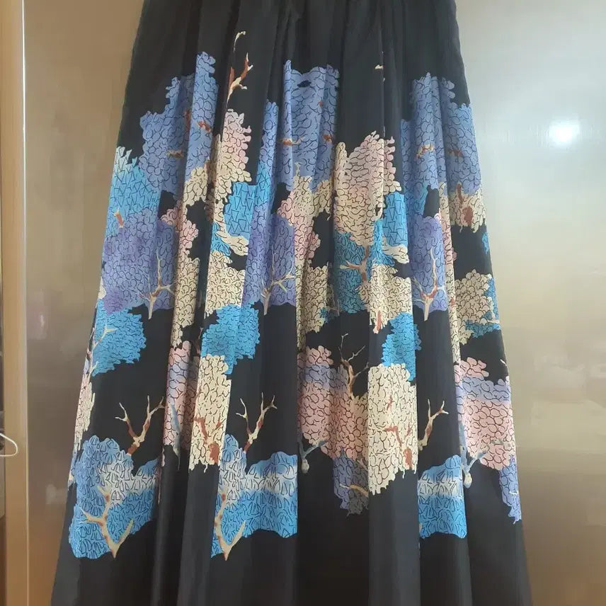 [BUNJANG] Floral Pattern Black Long Skirt / 플라워 패턴 블랙 롱 스커트55~66