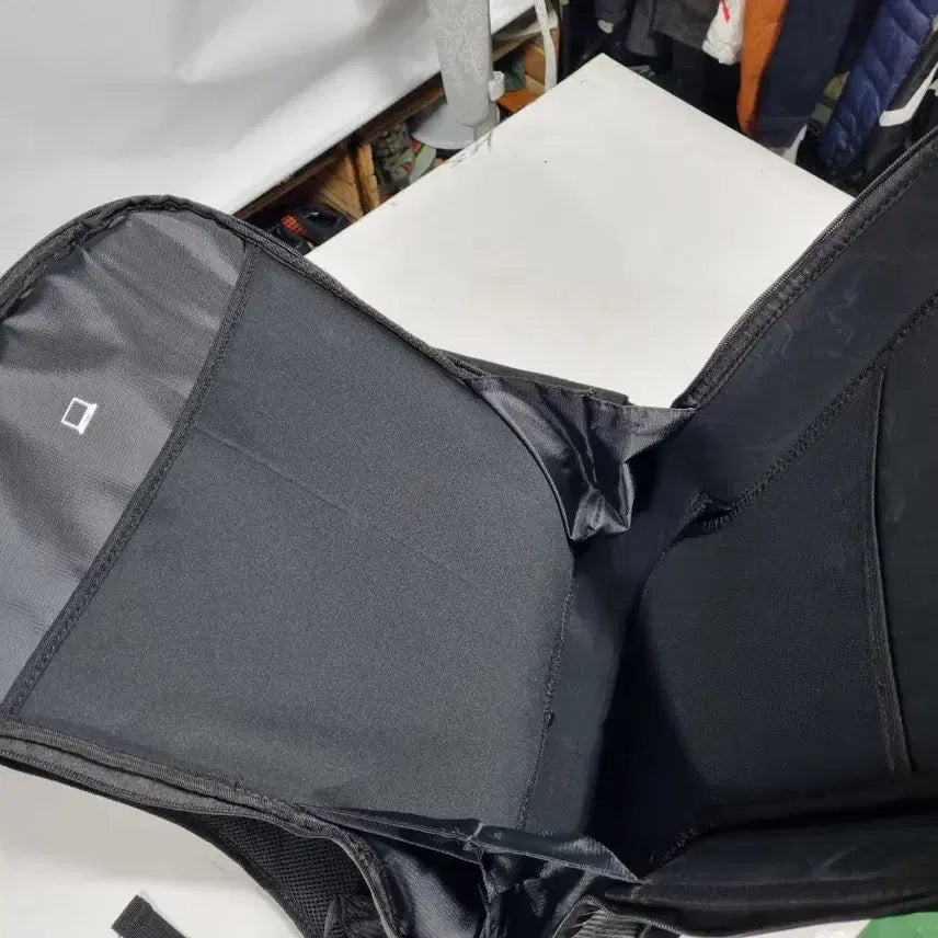 [BUNJANG] MGE Carbon Pattern Hard Shell Backpack Black / MGE 카본 패턴 하드쉘 백팩 블랙 새제품