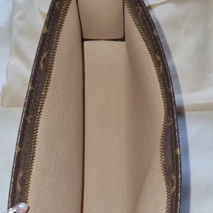 [BUNJANG] Louis Vuitton Monogram Pouch Clutch / 루이비통 모노그램 파우치 클러치