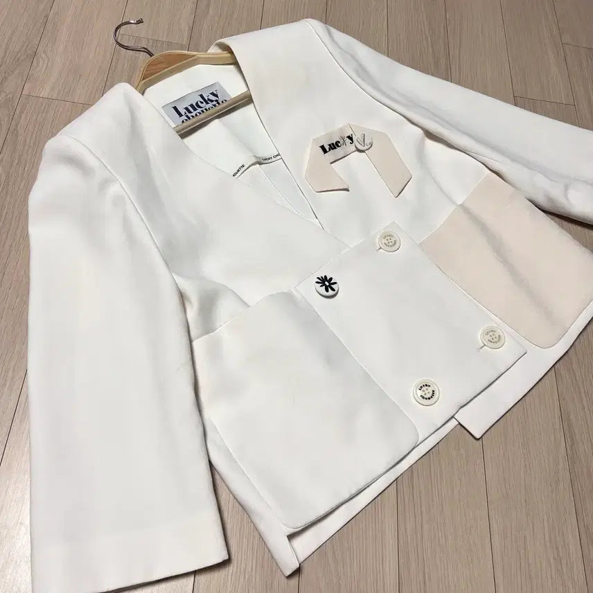 [BUNJANG] Lucky Chouette 21SS Double Button V-Neck Short Jacket with Ribbon Brooch (Ivory) / 21년 럭키슈에뜨 리본 브로치 더블버튼 숏 자켓 노카라 브이넥 아이보리