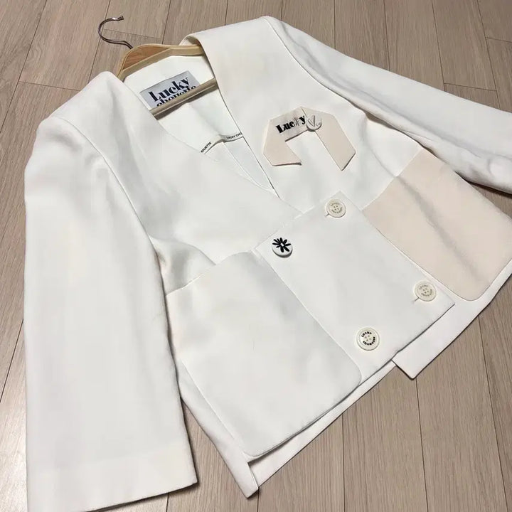 [BUNJANG] Lucky Chouette 21SS Double Button V-Neck Short Jacket with Ribbon Brooch (Ivory) / 21년 럭키슈에뜨 리본 브로치 더블버튼 숏 자켓 노카라 브이넥 아이보리