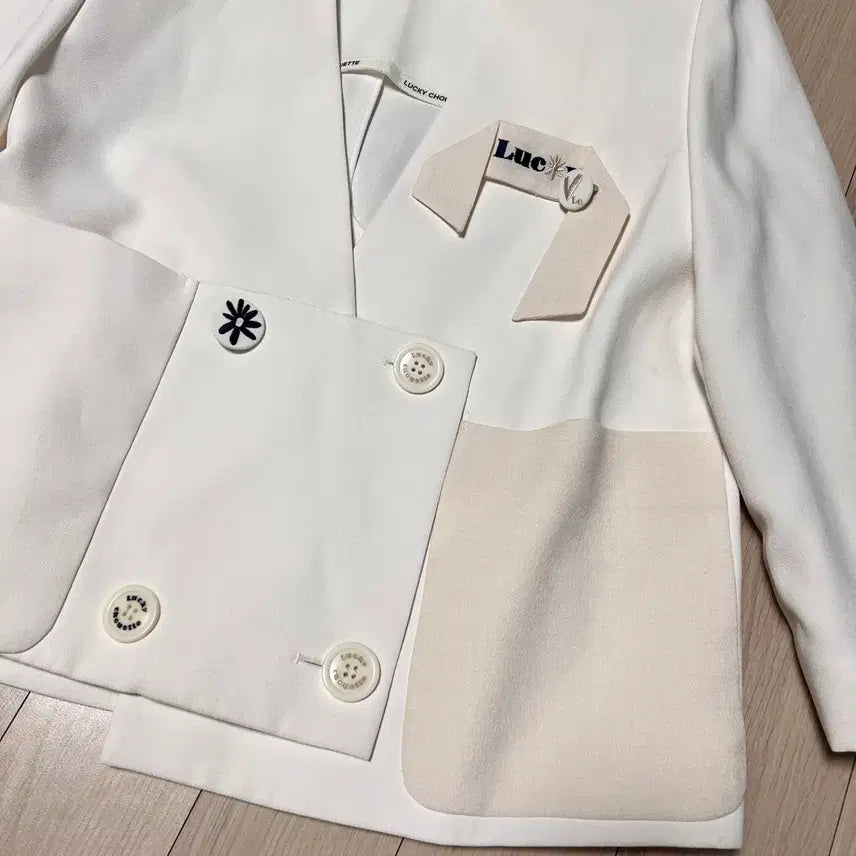 [BUNJANG] Lucky Chouette 21SS Double Button V-Neck Short Jacket with Ribbon Brooch (Ivory) / 21년 럭키슈에뜨 리본 브로치 더블버튼 숏 자켓 노카라 브이넥 아이보리