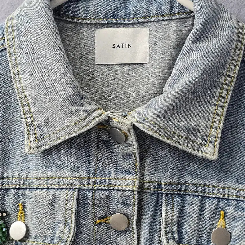 [BUNJANG] Satin Jewelry Beaded Washed Denim Jacket / 샤틴 주얼리 비즈 장식 워싱 데님 청자켓