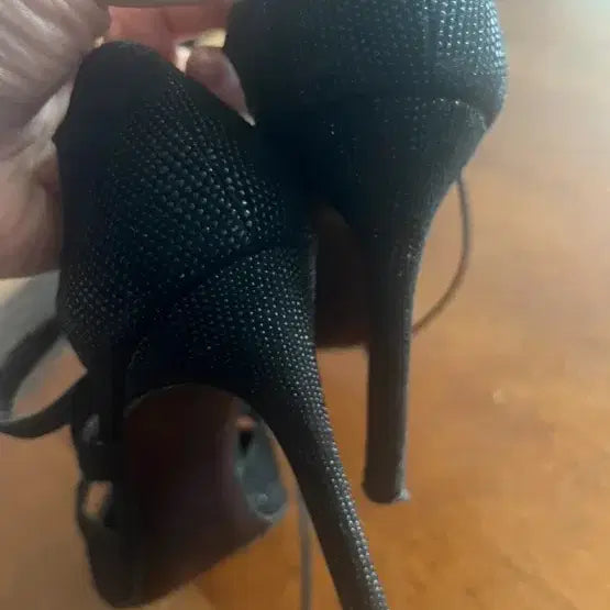 [BUNJANG] 스튜어츠와이즈먼 Stuart Weitzman 블랙 드레스드  스트랩 힐 / 스튜어츠와이즈먼 Stuart Weitzman 블랙 드레스드  스트랩 힐