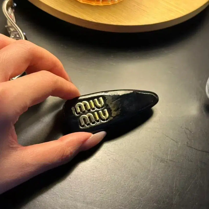 [BUNJANG] Miu Miu Patent Logo Hair Clip Black / 미우미우 페이턴트 헤어 클립 블랙