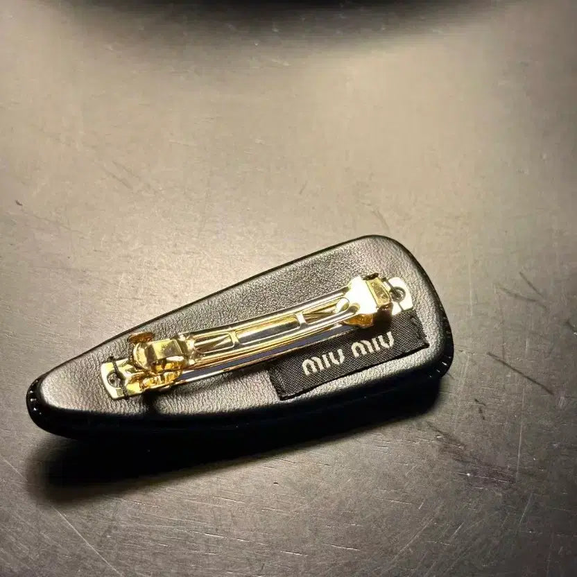 [BUNJANG] Miu Miu Patent Logo Hair Clip Black / 미우미우 페이턴트 헤어 클립 블랙