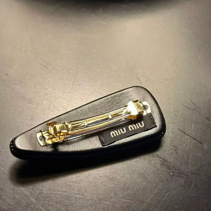 [BUNJANG] Miu Miu Patent Logo Hair Clip Black / 미우미우 페이턴트 헤어 클립 블랙
