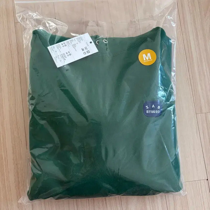 [BUNJANG] IAB Studio Green Sweatshirt M Size / IAB STUDIO 녹색 맨투맨 M 사이즈 새상품