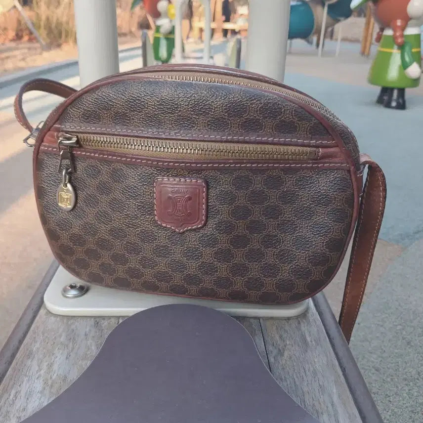 [BUNJANG] Celine Vintage Macadam Triomphe Blazon Camera Bag / [정품] 세린느 빈티지 마카담 트리오페 블라종 카메라백 (숄더/크로스)