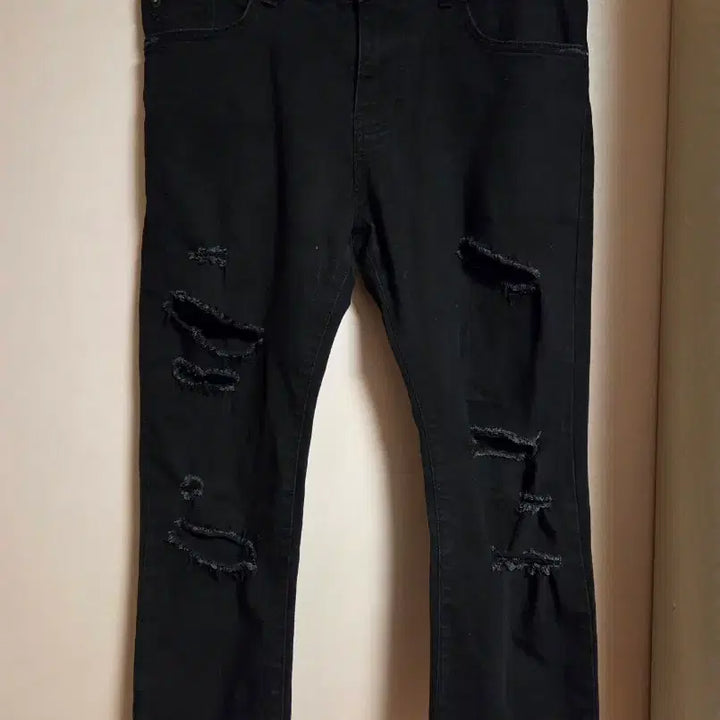 [SOLD OUT] 블랙 데미지 크롭 청바지