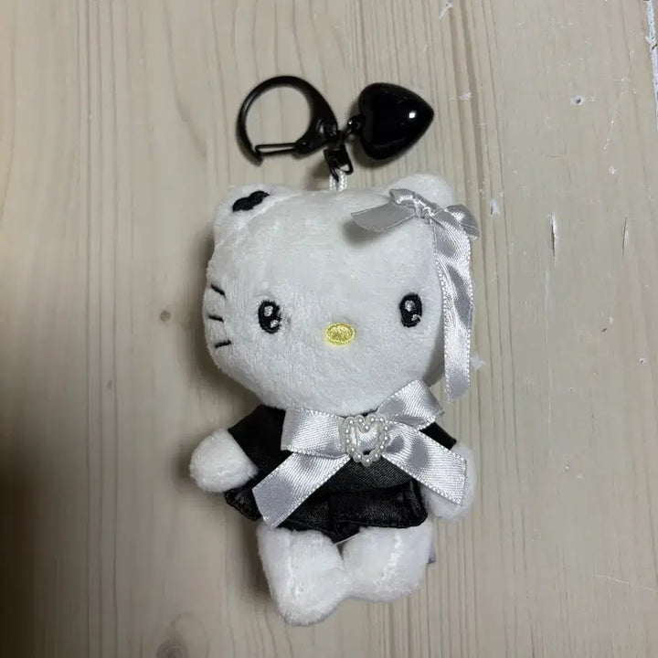 [BUNJANG] Sanrio Hello Kitty Black Heart 8cm Keyring / 미사용 정품) 산리오 헬로키티 블랙하트 8cm 인형 키링