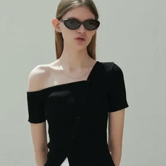 [BUNJANG] Diagonal Off-Shoulder Button Knit / 새상품) 다이애그널 오프숄더 버튼 니트