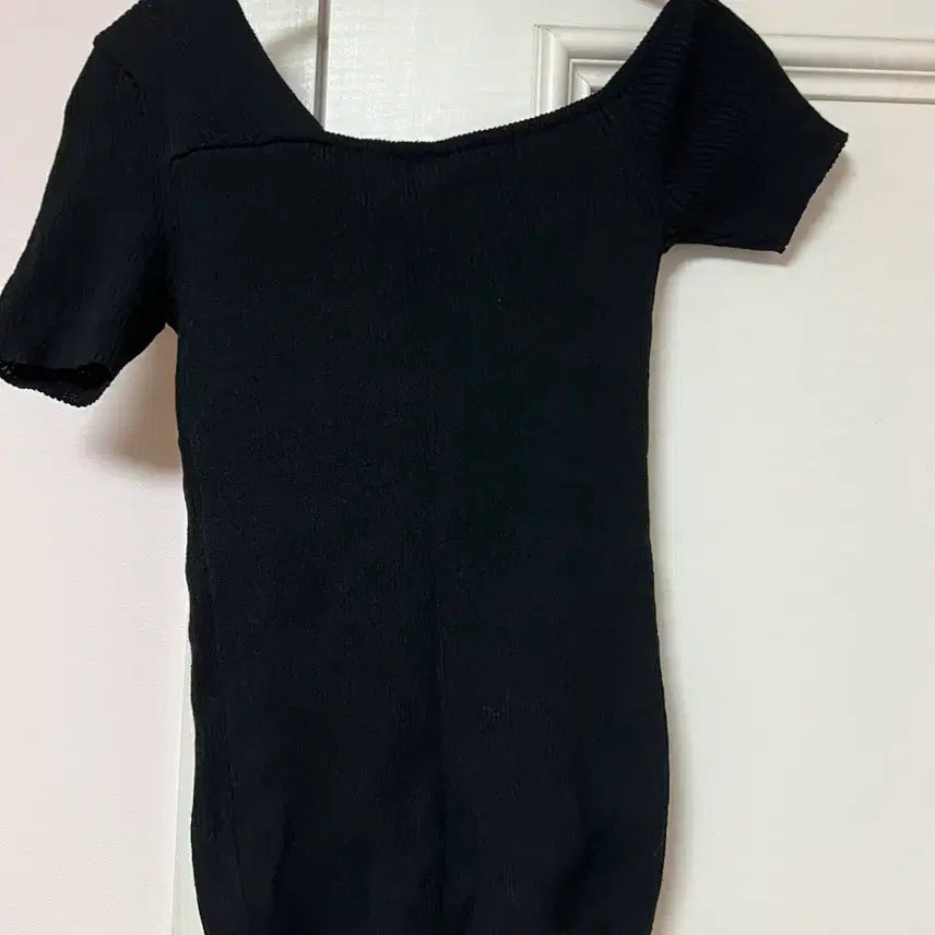 [BUNJANG] Diagonal Off-Shoulder Button Knit / 새상품) 다이애그널 오프숄더 버튼 니트