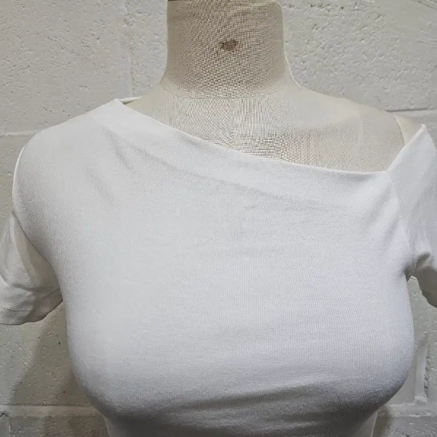 [BUNJANG] Off-Shoulder Crop Top - White / 한쪽어깨 오프숄더 크롭 무지 반팔- 화이트