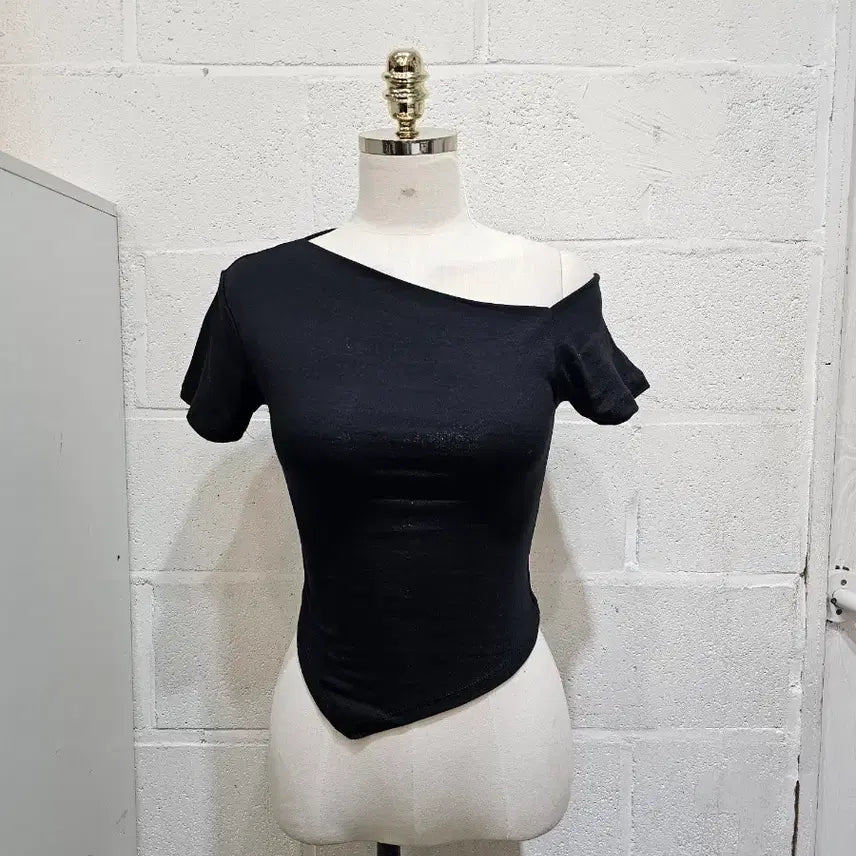 [BUNJANG] Off-Shoulder Crop Top - Black / 한쪽어깨 오프숄더 크롭 무지 반팔- 블랙