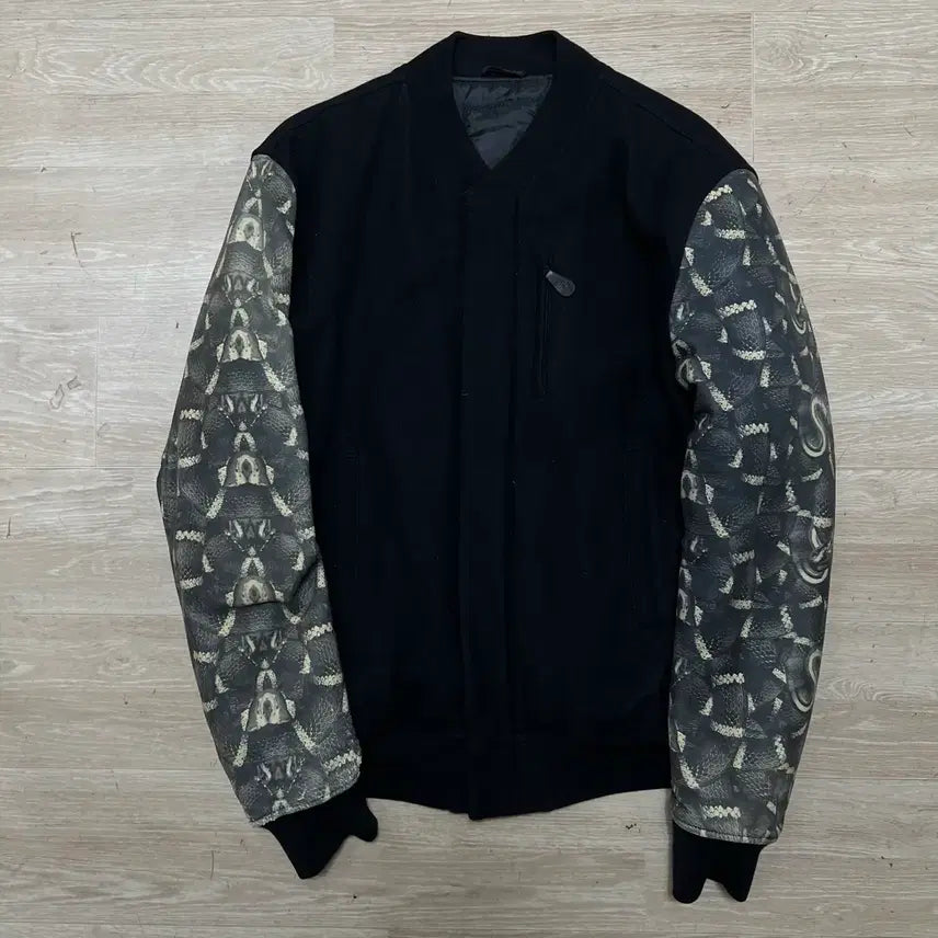 [BUNJANG] Marcelo Burlon Snake Pattern Varsity Jacket [Black] L / 마르셀로불론 스네이크 패턴 배색 스타디움 바시티 자켓 [블랙] L/100