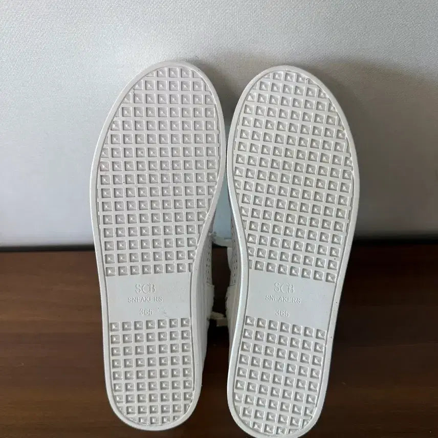 [SOLD OUT] 슈콤마보니 펀칭 스니커즈 365사이즈 운동화