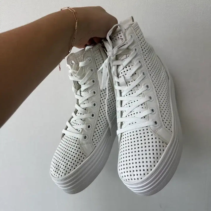 [SOLD OUT] 슈콤마보니 펀칭 스니커즈 365사이즈 운동화