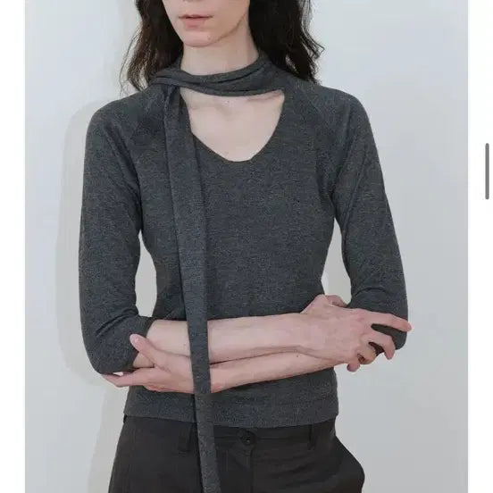 [BUNJANG] Lowtide V-Neck Scarf Knit Charcoal / 로우타이드 브이넥 스카프 니트 차콜