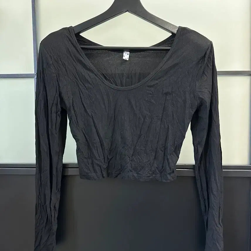 [BUNJANG] Black Ribbed Cropped Top with Shoulder Pads / 새상품/ 어깨패드 골지 크롭티