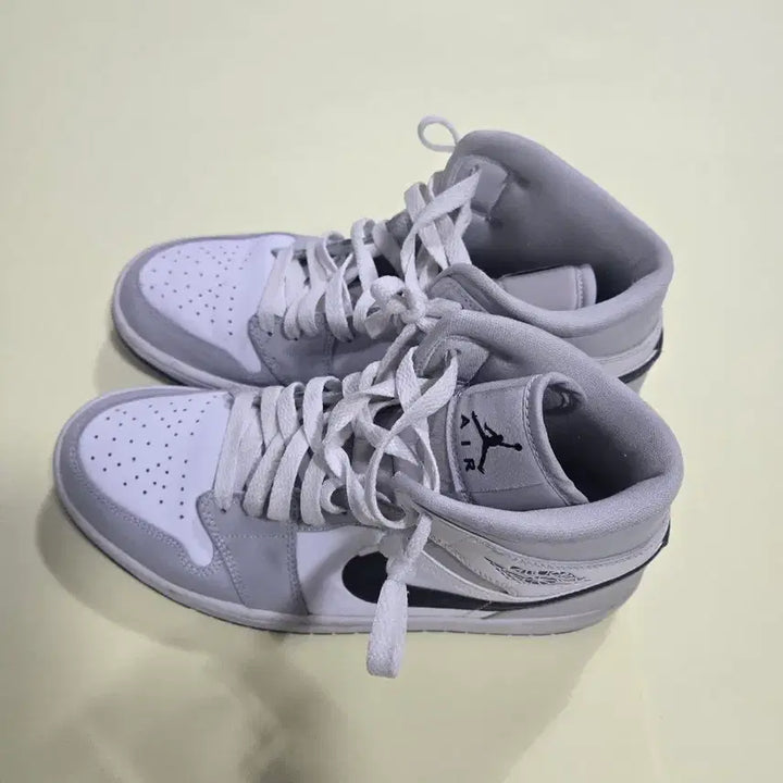 [BUNJANG] Nike Air Jordan 1 Mid White/Gray Sneakers / 나이키 에어 조던 1 미드 화이트/그레이