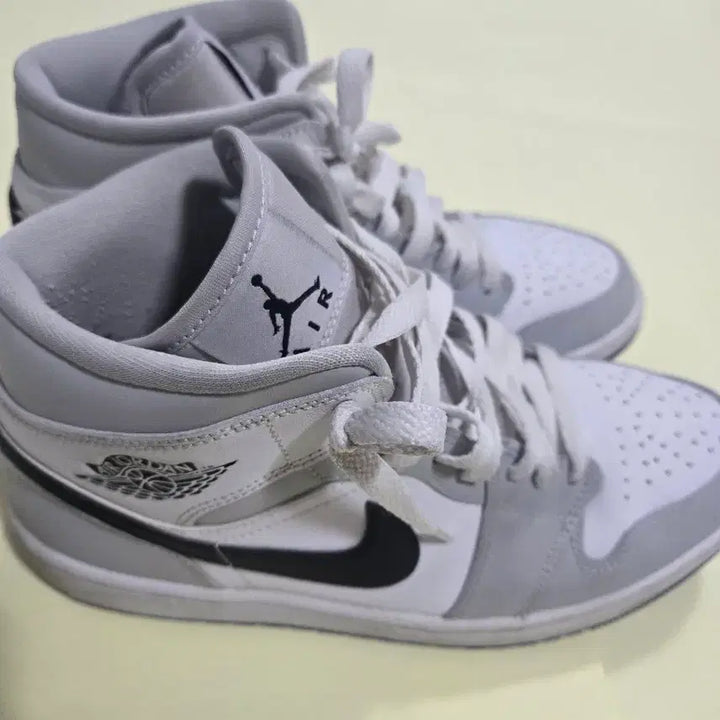 [BUNJANG] Nike Air Jordan 1 Mid White/Gray Sneakers / 나이키 에어 조던 1 미드 화이트/그레이