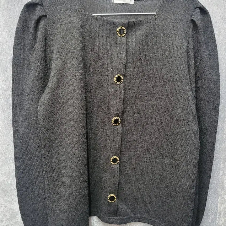 [BUNJANG] RIRINCO Gold Button Black Top / RIRINCO 금장 버튼 블랙 상의