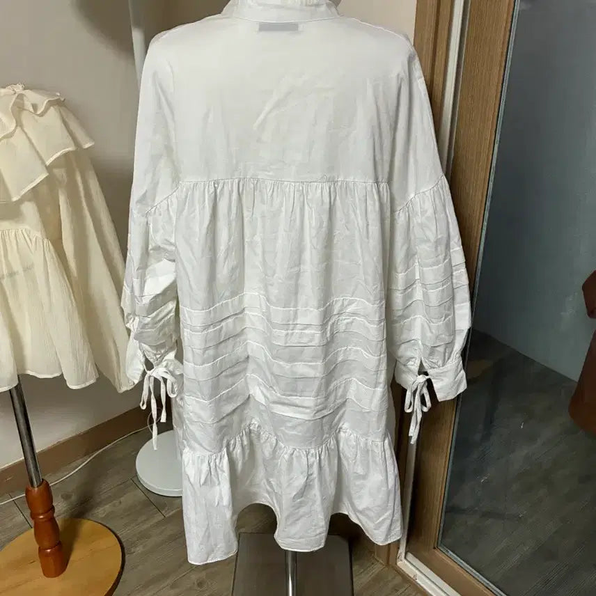 [SOLD OUT] 화이트 핀턱 셔링 미니 원피스