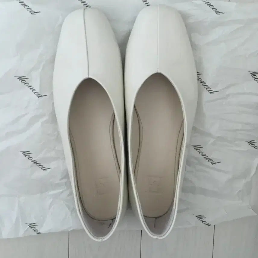 [BUNJANG] Matter Essence Almond Flat White Shoes / Matter essence 아몬드 플랫 화이트 240