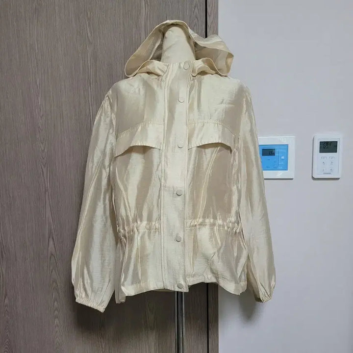 [BUNJANG] OZOC Pearl Beige Hooded Field Jacket / 오조크 화사한 펄베이지색 후드 야상 점퍼