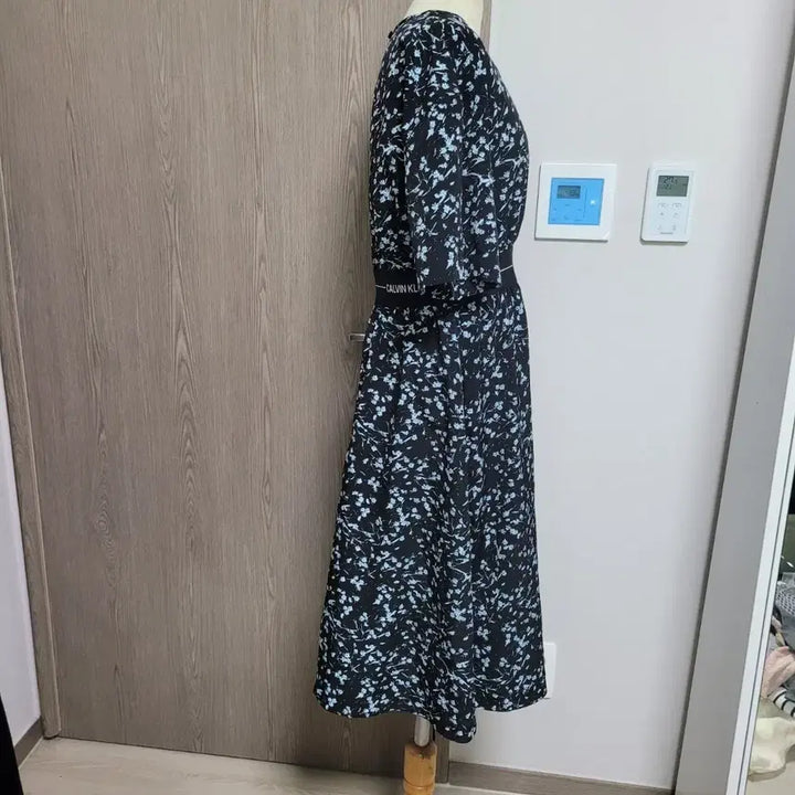[BUNJANG] Calvin Klein Floral Pattern Black Midi Dress / 캘빈클라인 플라워 패턴 블랙 원피스
