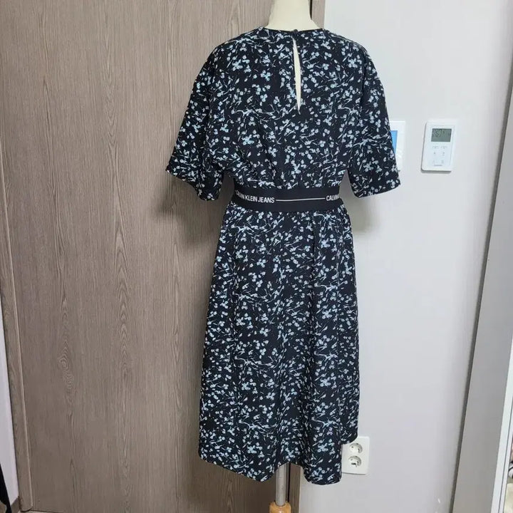 [BUNJANG] Calvin Klein Floral Pattern Black Midi Dress / 캘빈클라인 플라워 패턴 블랙 원피스