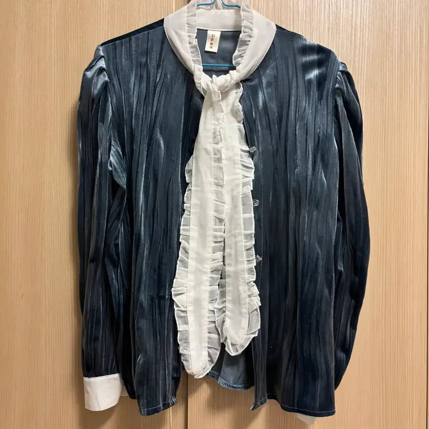 [BUNJANG] Blue Velvet Ribbon Blouse / [ 새상품 / 블루 벨벳 리본 블라우스 ]