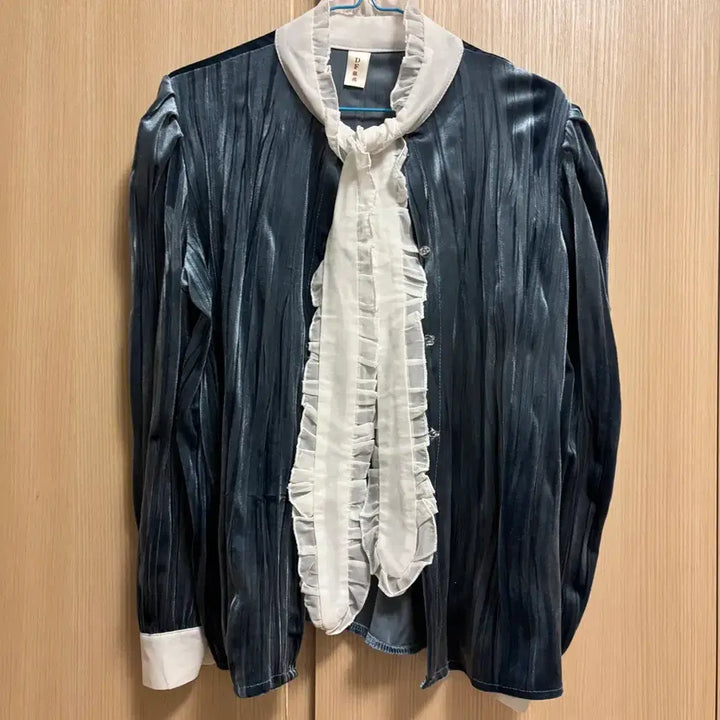 [BUNJANG] Blue Velvet Ribbon Blouse / [ 새상품 / 블루 벨벳 리본 블라우스 ]