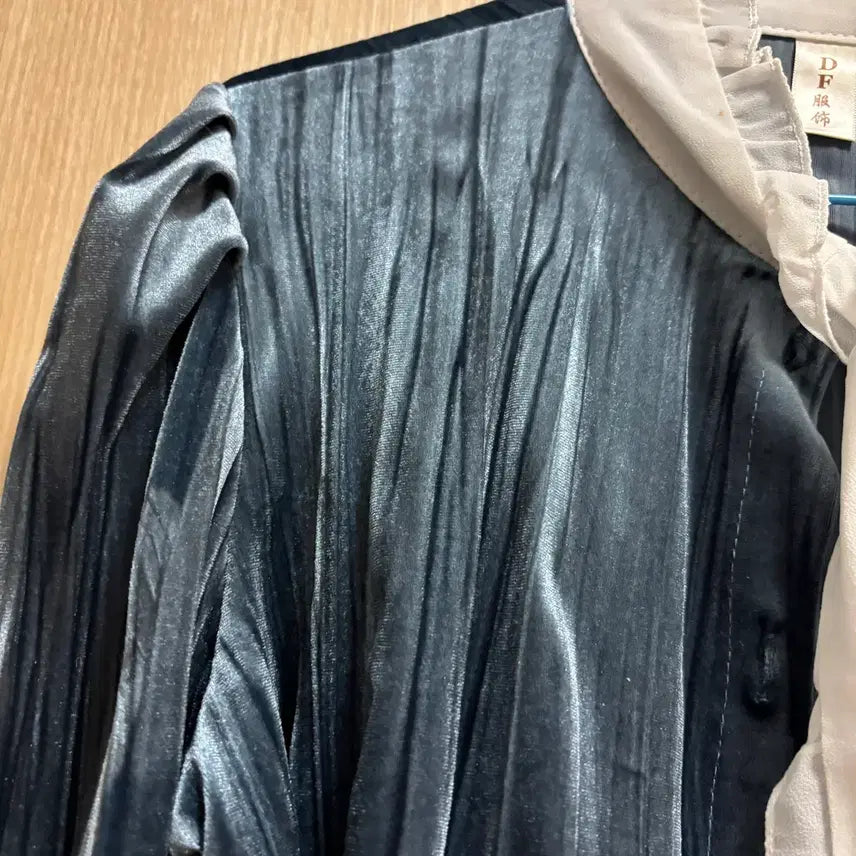 [BUNJANG] Blue Velvet Ribbon Blouse / [ 새상품 / 블루 벨벳 리본 블라우스 ]